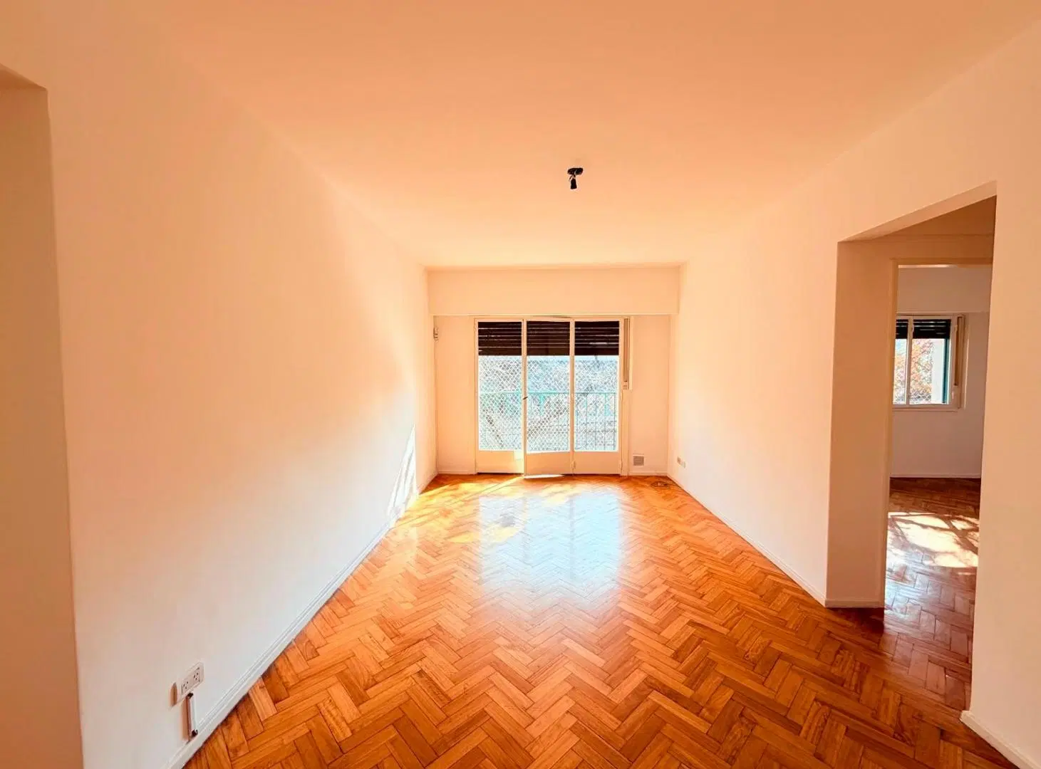 Excelente departamento de 3 amplios ambientes con balcón al frente 1