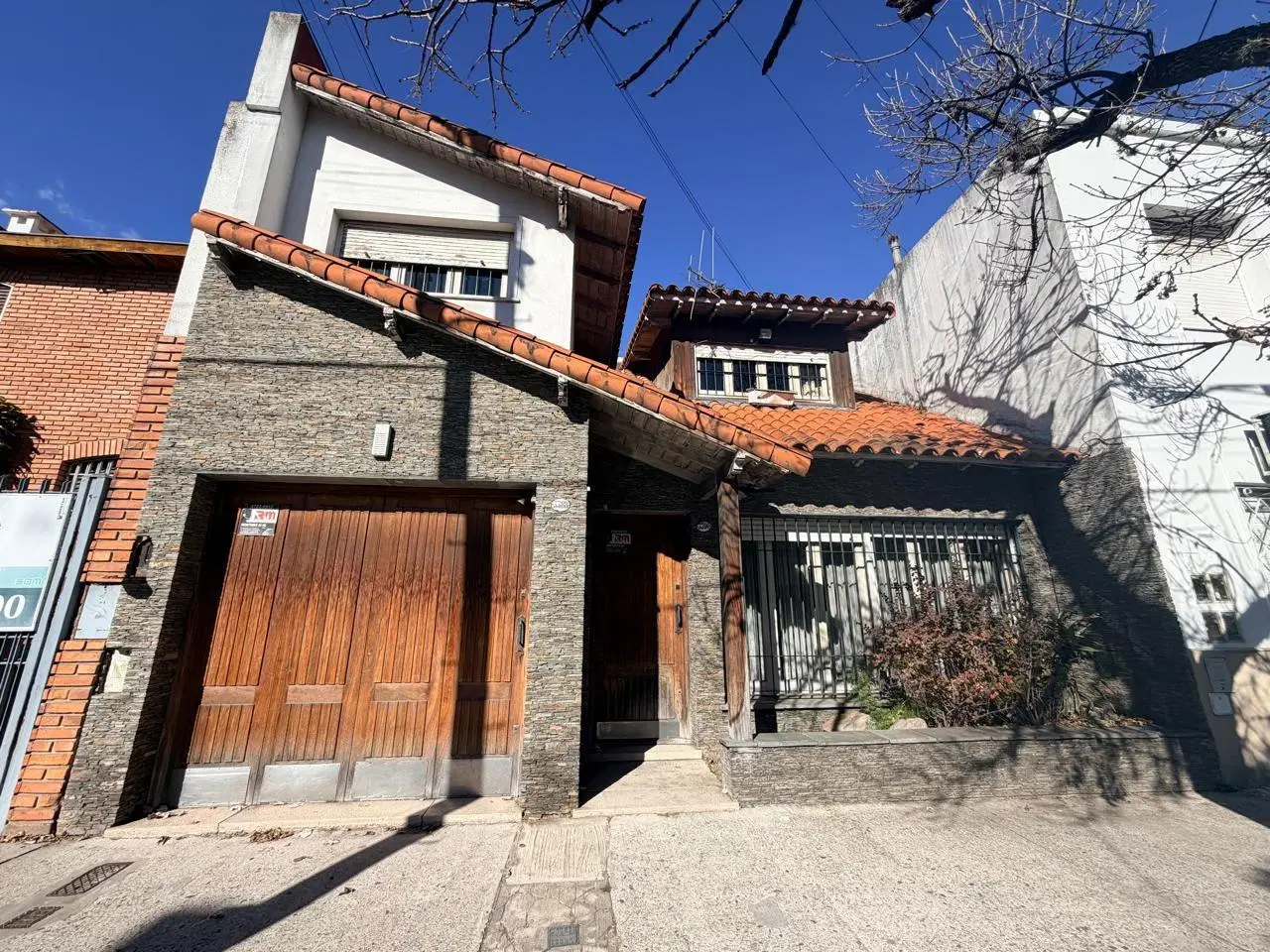 Casa de 5 ambientes más playroom, cochera, terraza y patio en Villa Devoto 2