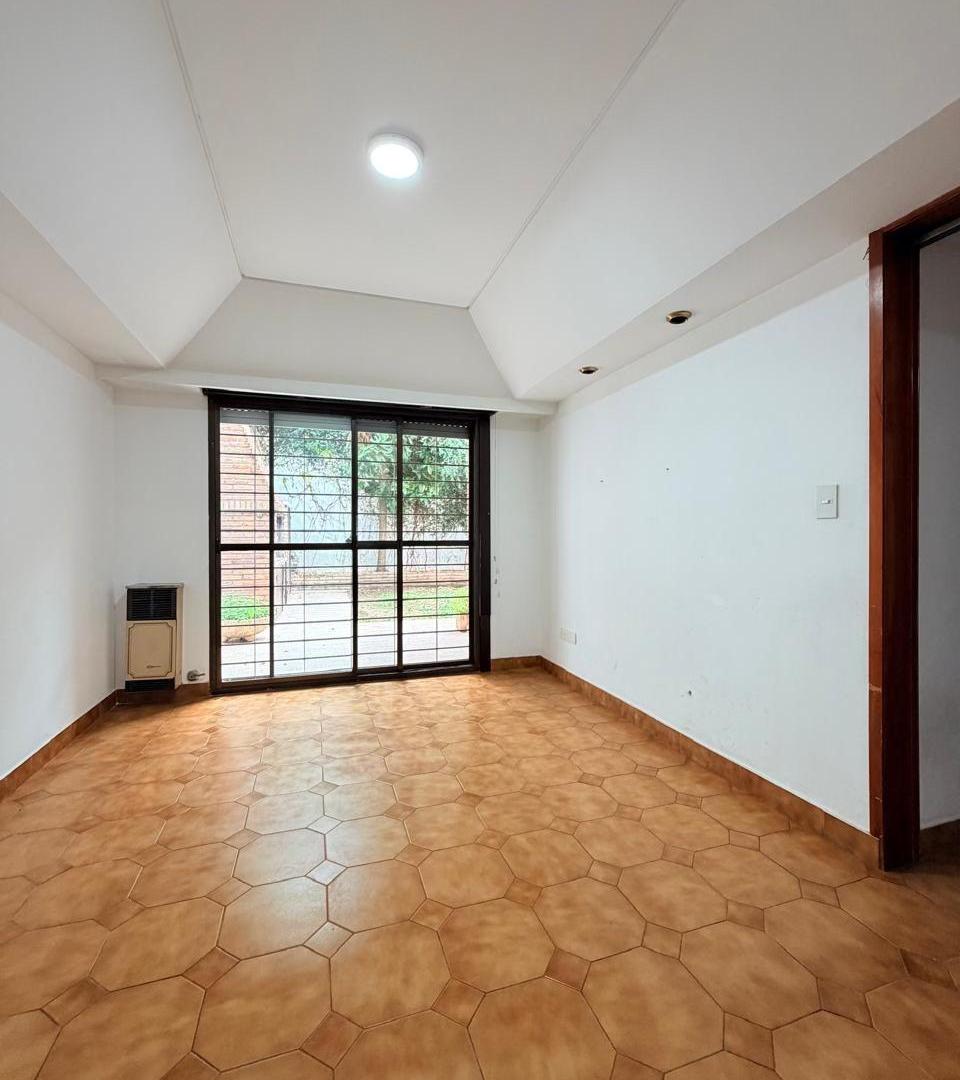 Foto de Casa en venta e Villa Real, 6 ambientes, cochera para 5 autos, patio y, imagen 3