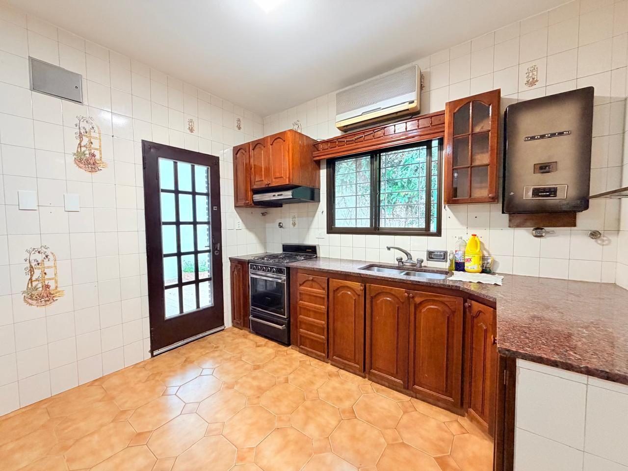 Foto de Casa en venta e Villa Real, 6 ambientes, cochera para 5 autos, patio y, imagen 5