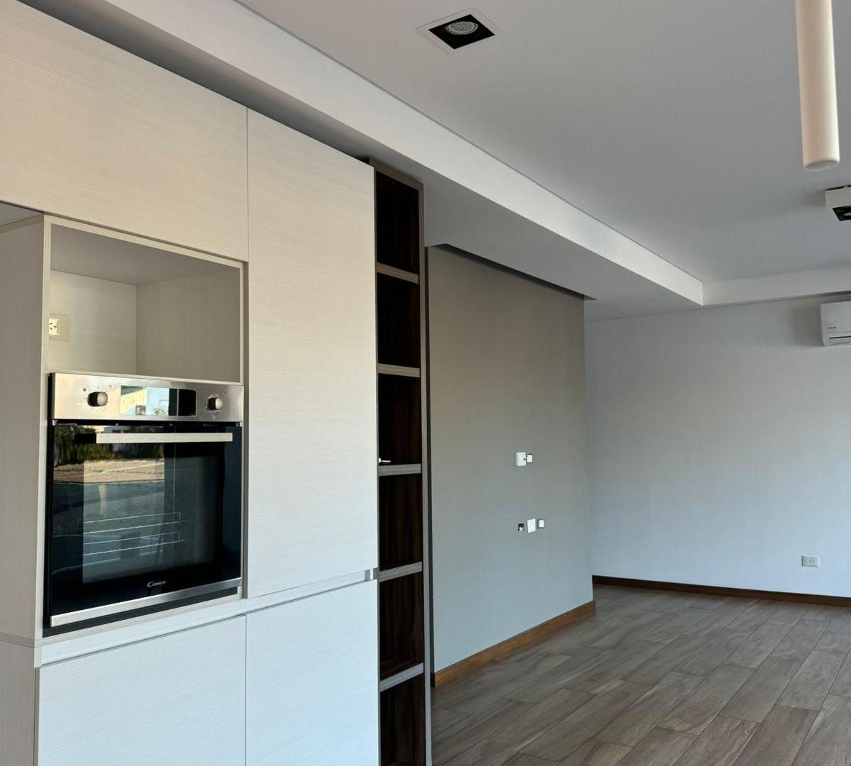 Foto de Hermoso departamento de tres ambientes con cochera y balcón aterrazado, imagen 5