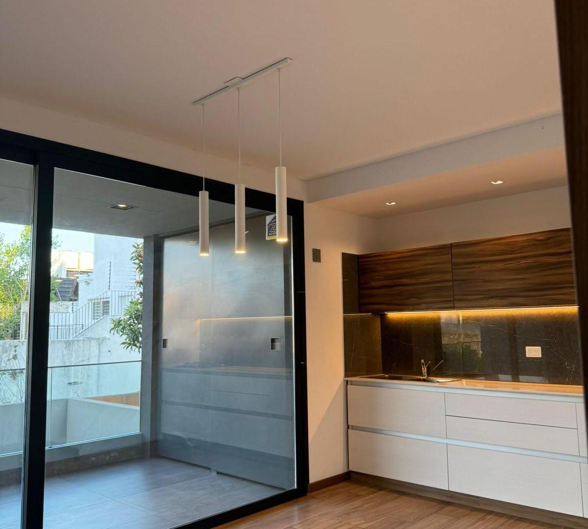 Foto de Hermoso departamento de tres ambientes con cochera y balcón aterrazado, imagen 3