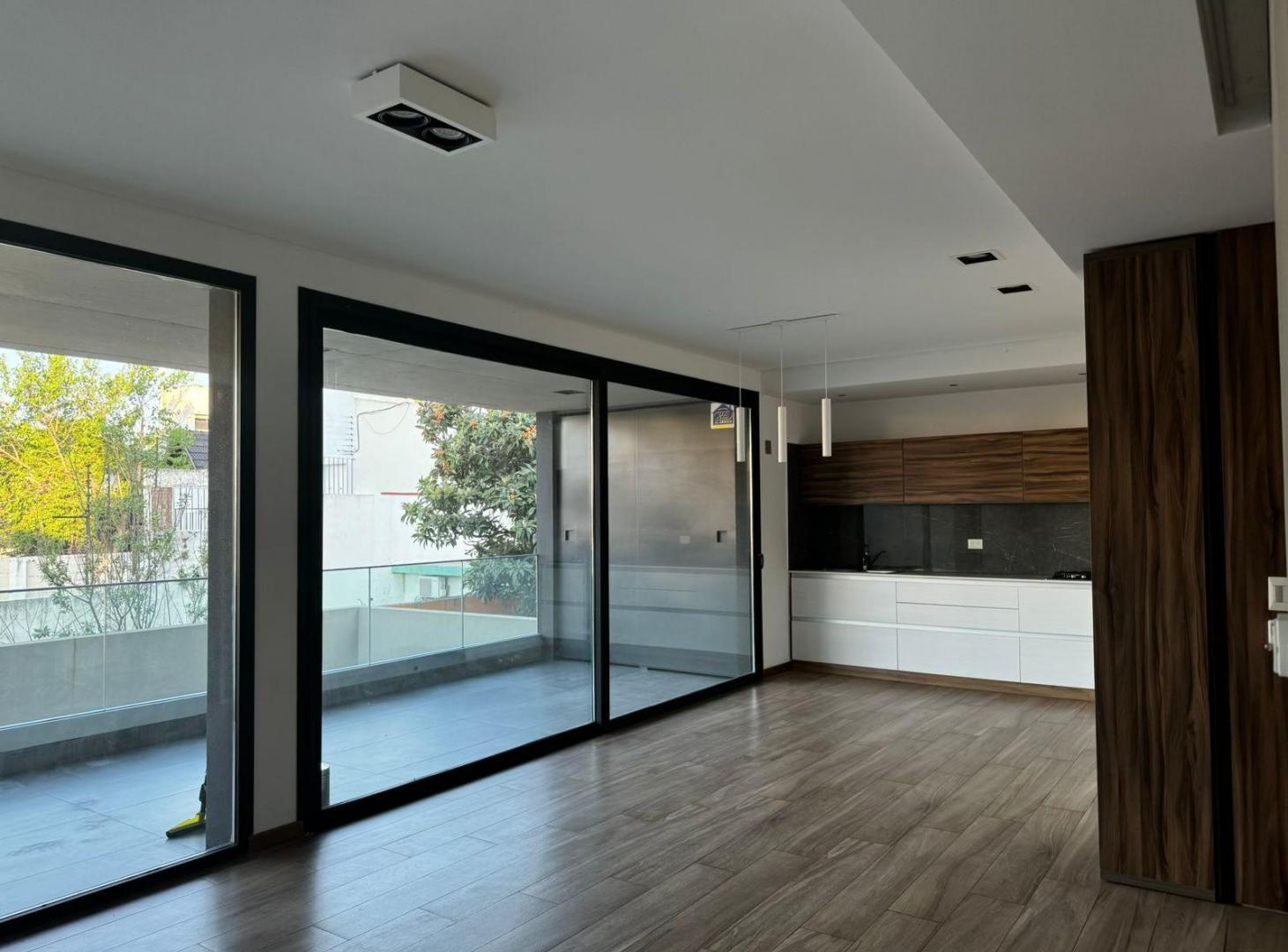Foto de Hermoso departamento de tres ambientes con cochera y balcón aterrazado, imagen 4
