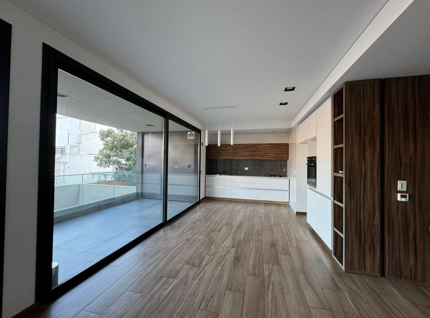 Foto de Hermoso departamento de tres ambientes con cochera y balcón aterrazado, imagen 1