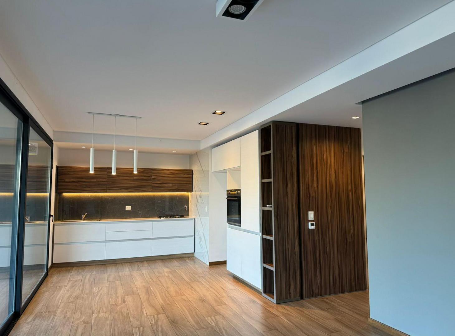 Foto de Hermoso departamento de tres ambientes con cochera y balcón aterrazado, imagen 2