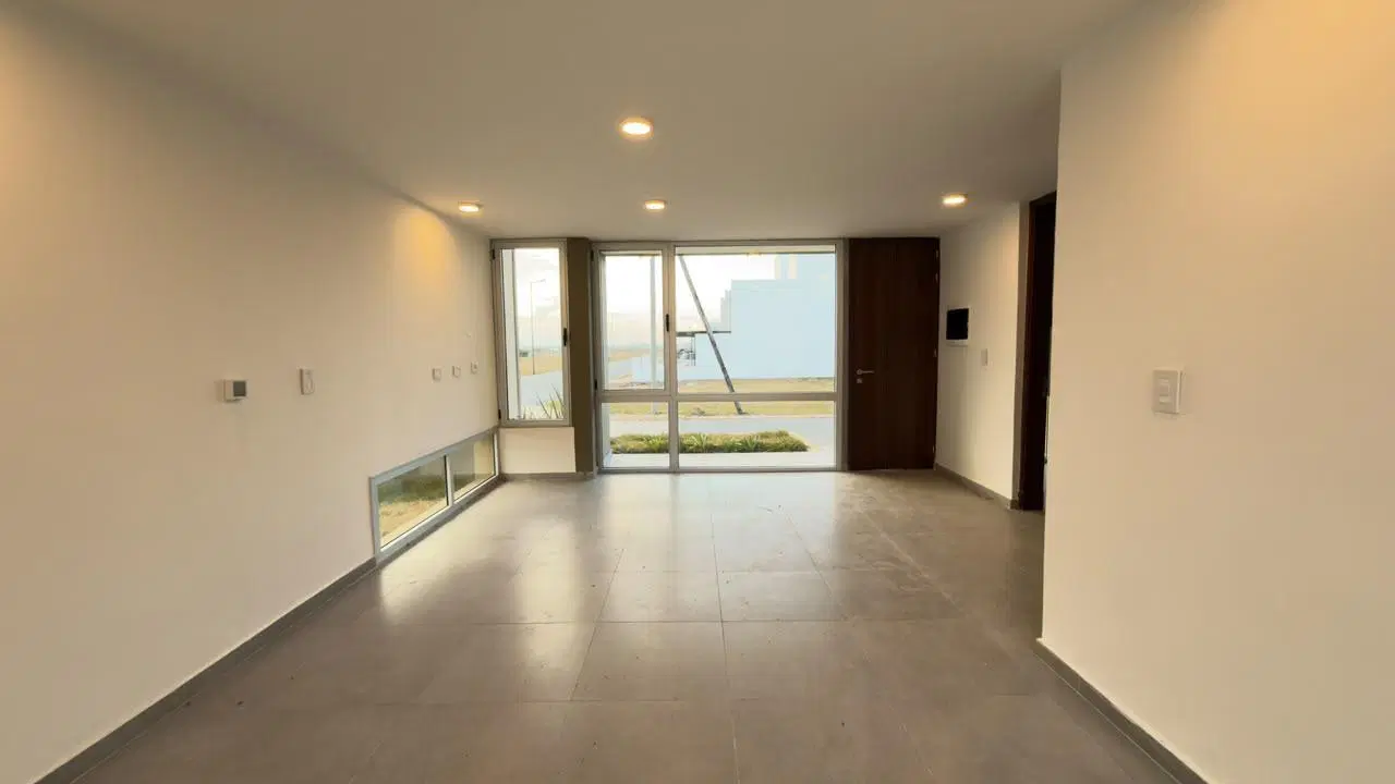 DUPLEX ESQUINA DE 3 DORM CON ESCRITORIO Y COCHERA PARA DOS AUTOS - BRISAS DE MANANTIALES 3