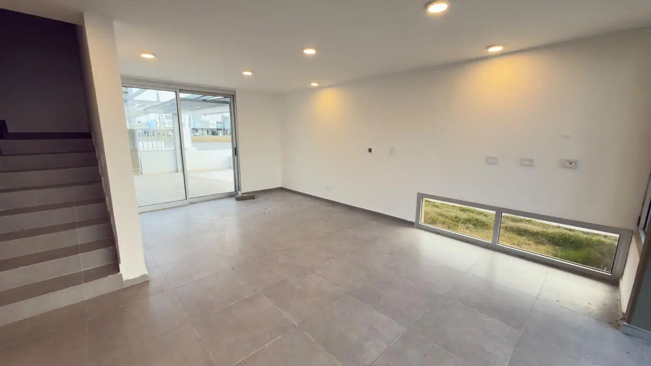 DUPLEX ESQUINA DE 3 DORM CON ESCRITORIO Y COCHERA PARA DOS AUTOS - BRISAS DE MANANTIALES 1