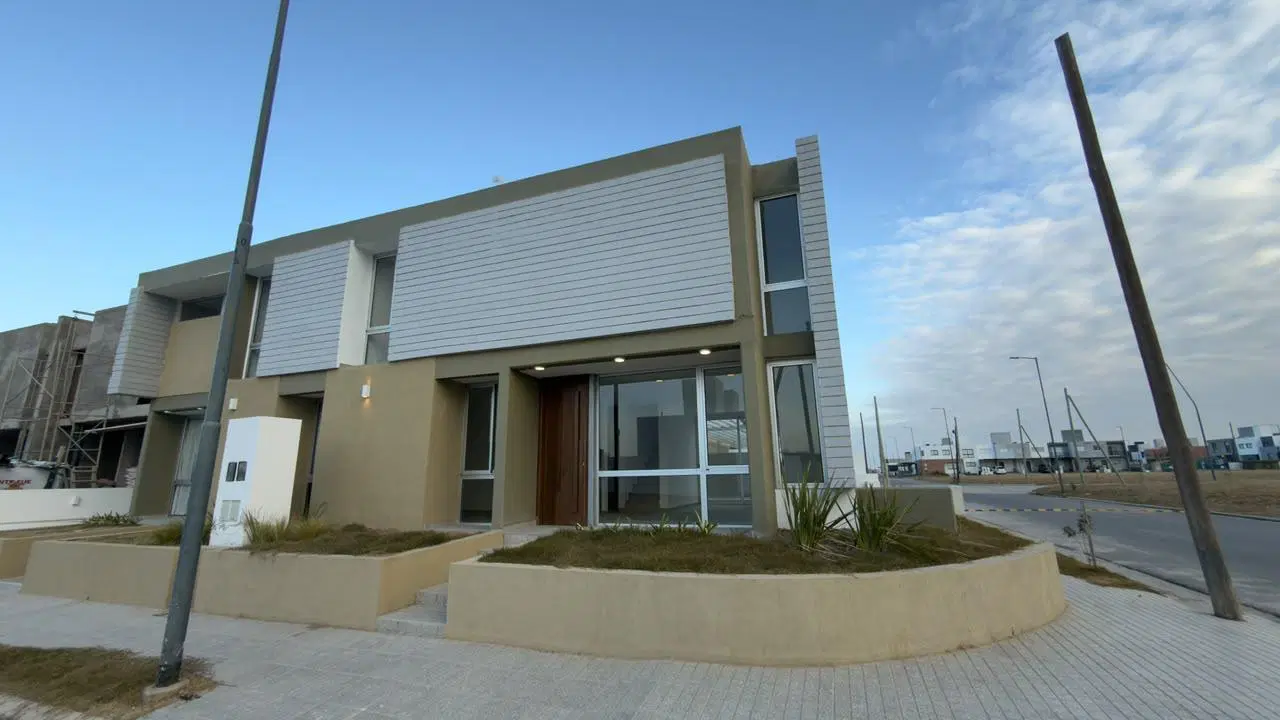 DUPLEX ESQUINA DE 3 DORM CON ESCRITORIO Y COCHERA PARA DOS AUTOS - BRISAS DE MANANTIALES 5