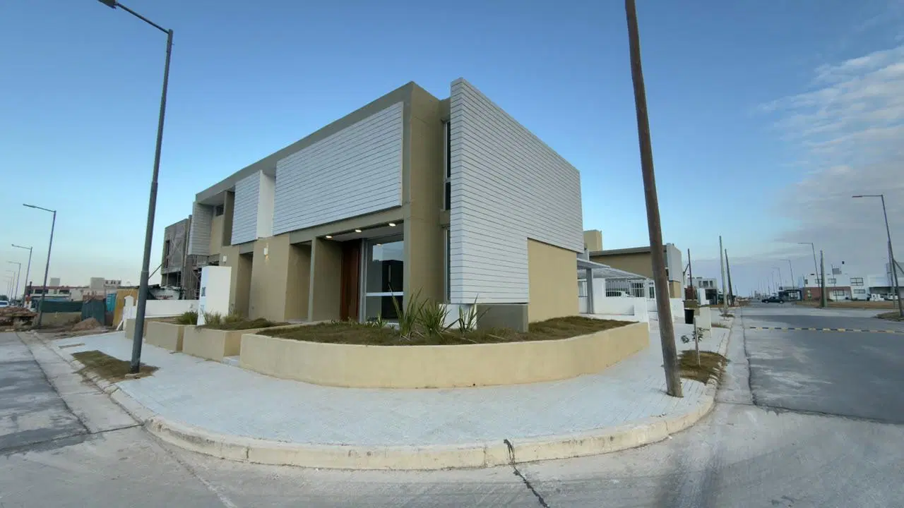 DUPLEX ESQUINA DE 3 DORM CON ESCRITORIO Y COCHERA PARA DOS AUTOS - BRISAS DE MANANTIALES 4