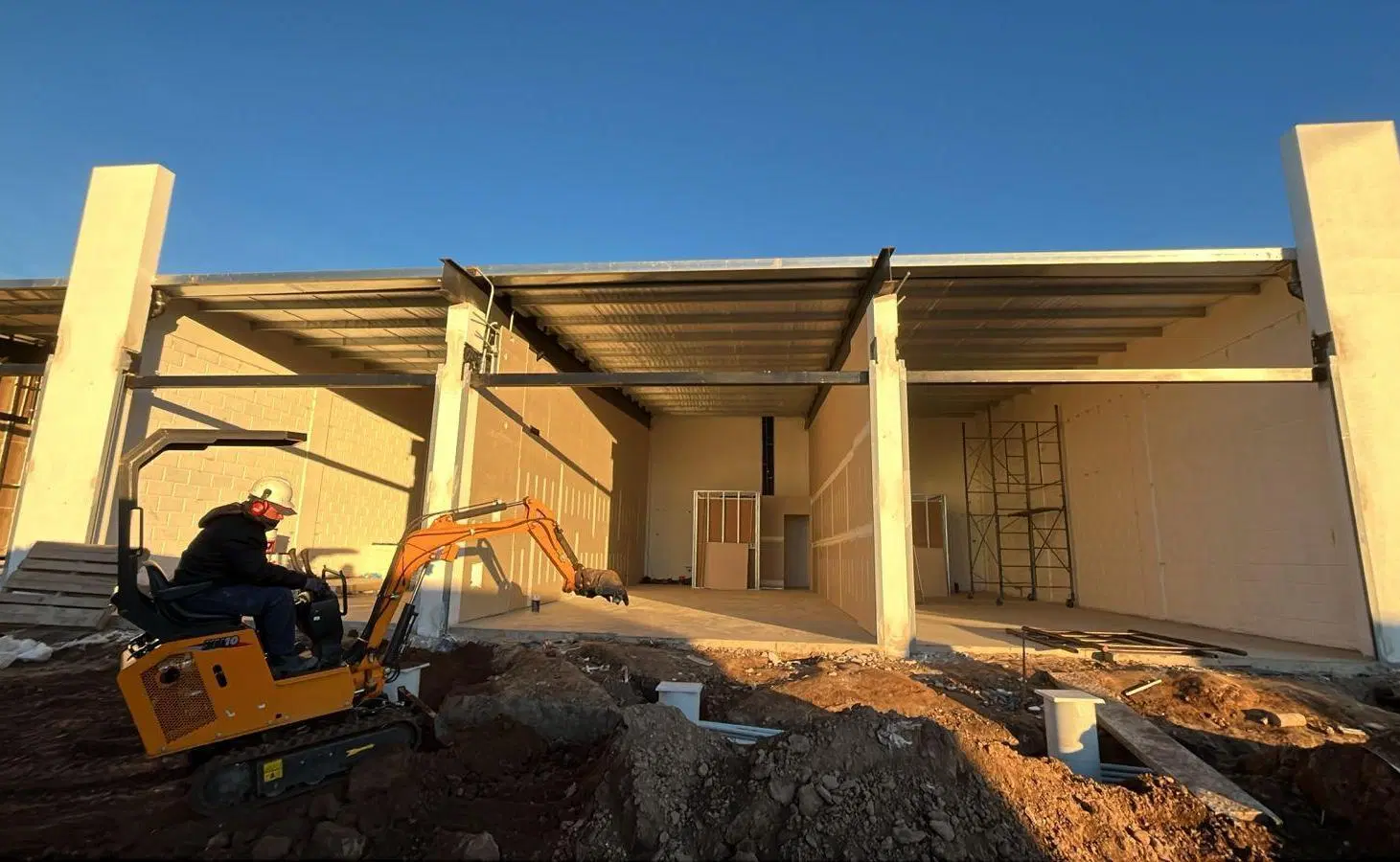 AlQUILER - LOCAL COMERCIAL A ESTRENAR EN MANANTIALES II - 195M2 8
