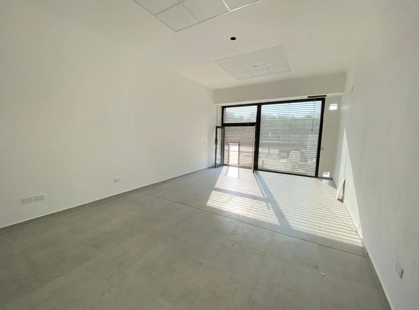 LOCAL ESQUINA  EN ALQUILER 70M2 - PUERTO 27 - COSTAS DE MANANTIALES 7