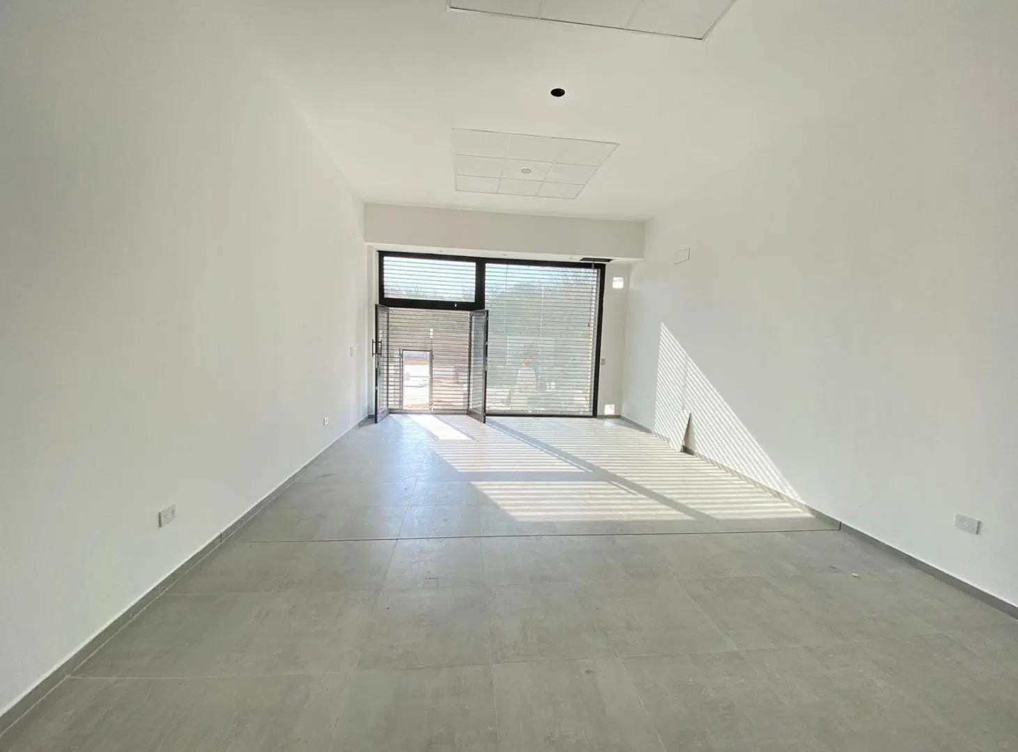 LOCAL ESQUINA  EN ALQUILER 70M2 - PUERTO 27 - COSTAS DE MANANTIALES 3