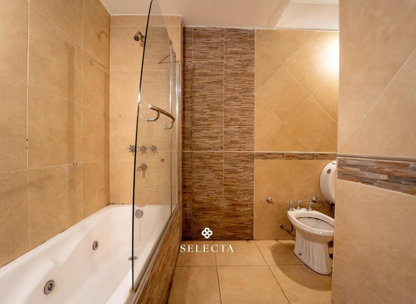 VENDO DEPTO DE 200 M2 C/4 DORMITORIOS-COCHERA B° CENTRO 5