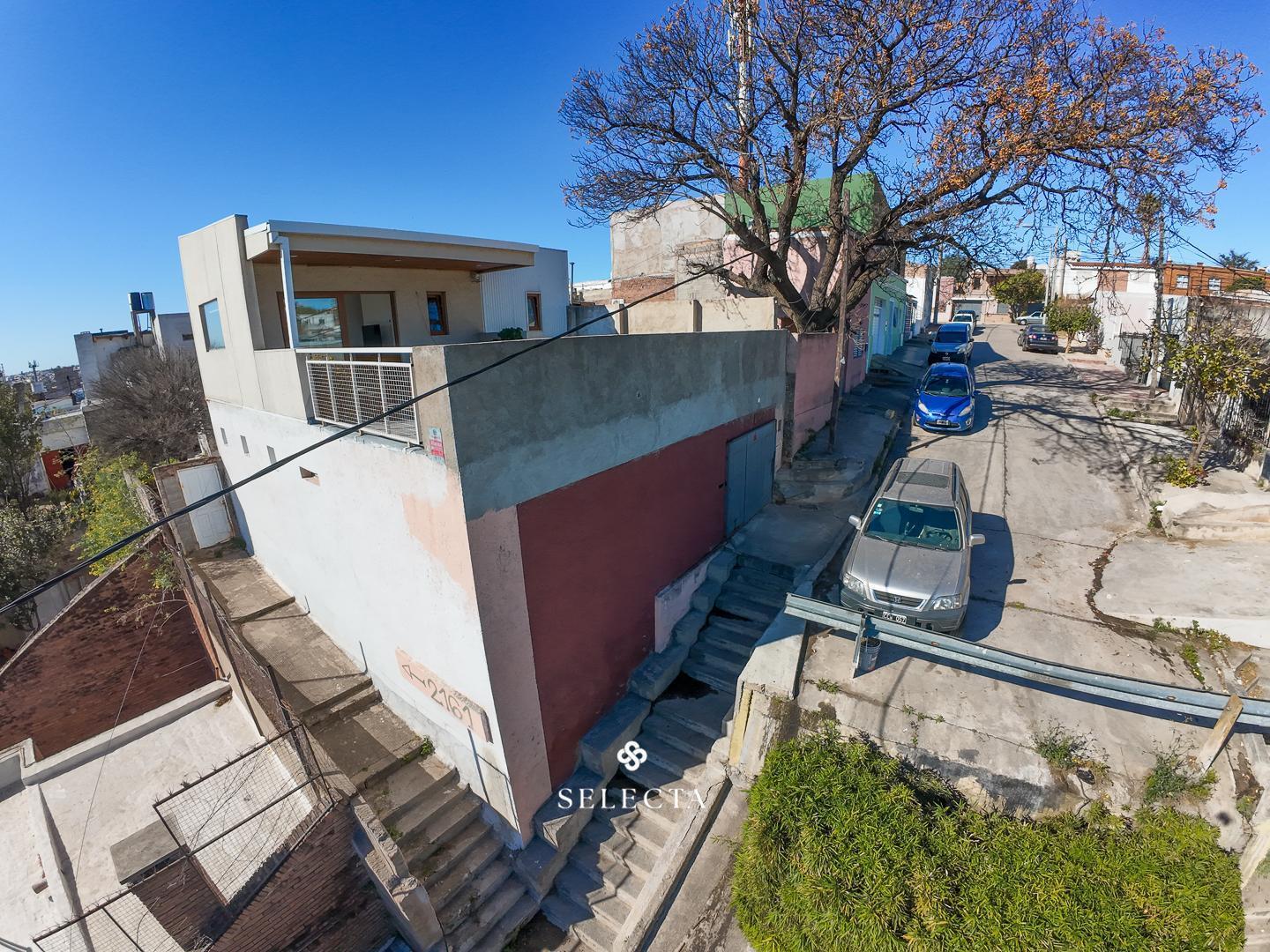 Casa de 2 dormitorios con terraza y cochera descubierta en Sarmiento