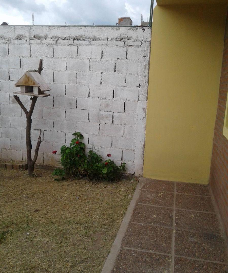 Foto de EXC. PROP. CASA 2 DORM.S/JEAN SONNET 621. Bº ALTOS SANTA ANA. PATIO Y, imagen 3