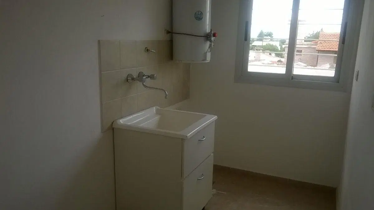 DUPLEX. S/D.ALBARIÑOS 7679 ESQ. T.GARZON.EXC.ESTADO. 2 DORM. 4
