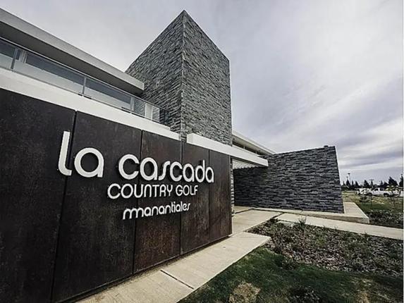VENTA - EXCELENTE UBICACIÓN  FONDO GOLF LOTE 1500 m2-  LA CASCADA COUNTRY GOLF