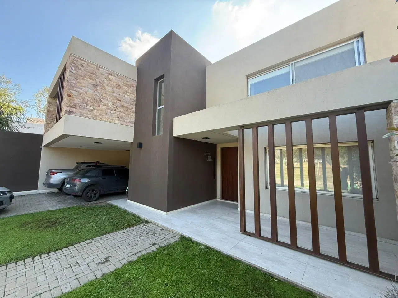 VENTA - EXCLUSIVA CASA EN SANTINA NORTE 3 DORMITOROS 4