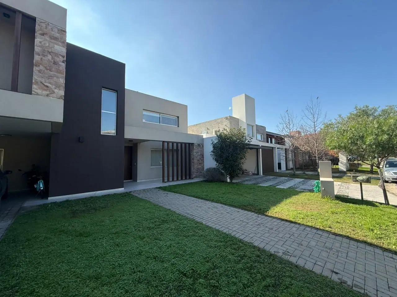 VENTA - EXCLUSIVA CASA EN SANTINA NORTE 3 DORMITOROS 3