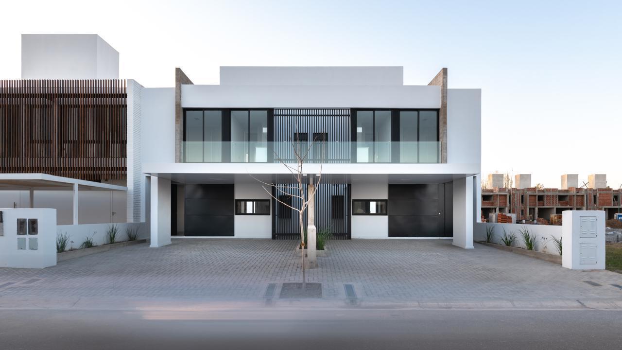 Foto de DÚPLEX EN VENTA DE 3 DORMITORIOS 3 BAÑOS - GREENVILLE, imagen 1