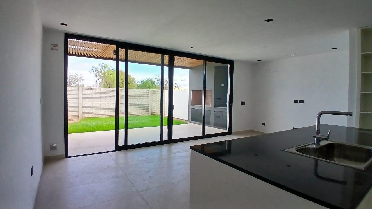 Foto de VENTA - DESTACADO DÚPLEX 2 DORMITORIOS 2 BAÑOS - DISTRITO SUR, imagen 4
