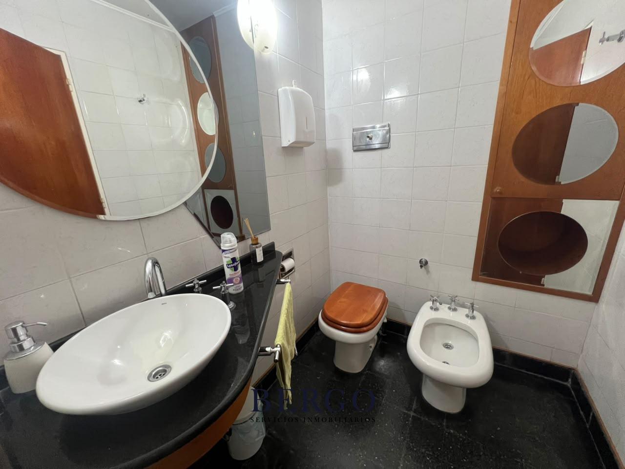 Foto de EXCELENTE UBICACIÓN CASA 4 DORMITORIOS 3 BAÑOS - JARDÍN, imagen 3