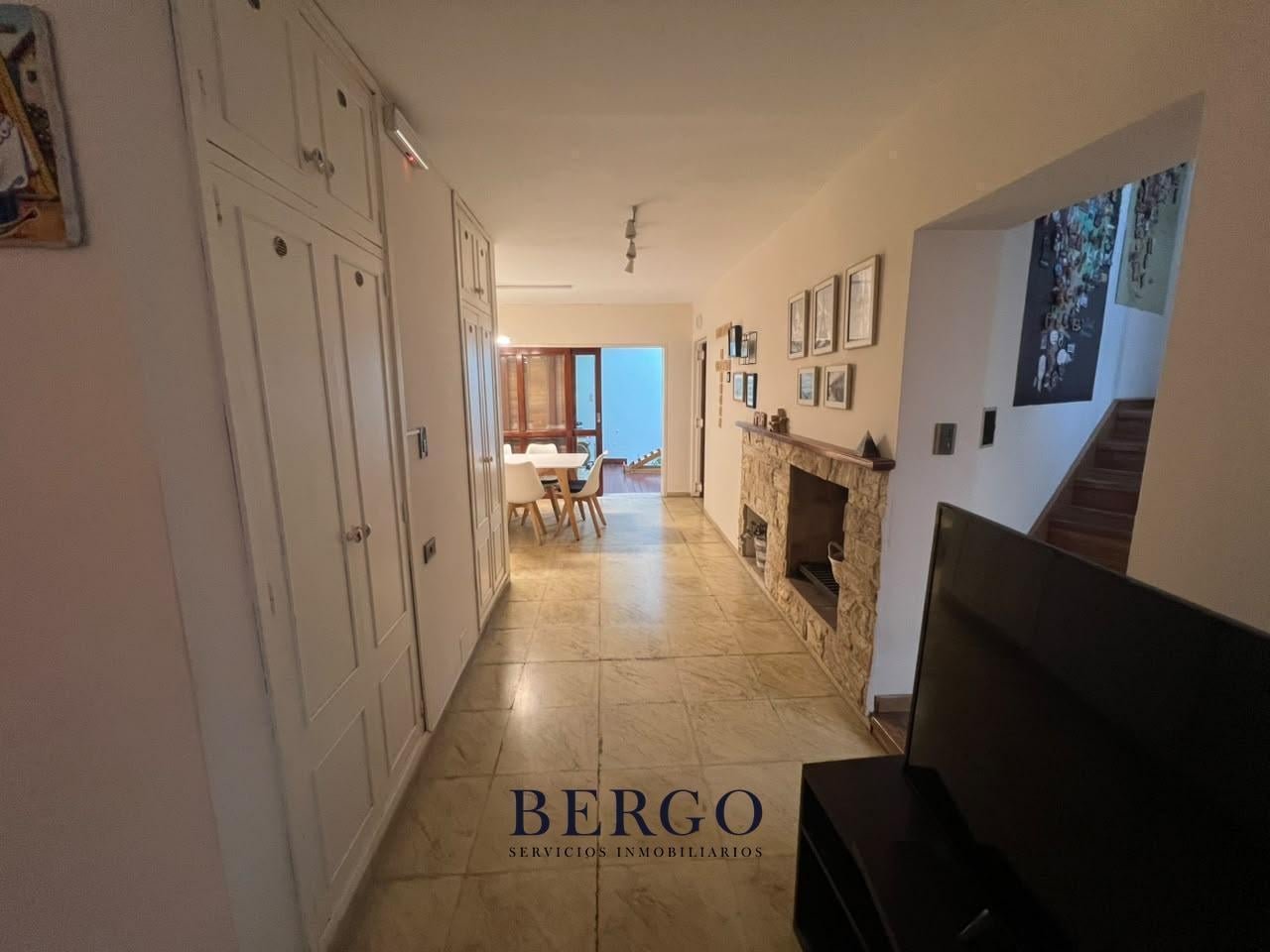 Foto de EXCELENTE UBICACIÓN CASA 4 DORMITORIOS 3 BAÑOS - JARDÍN, imagen 2