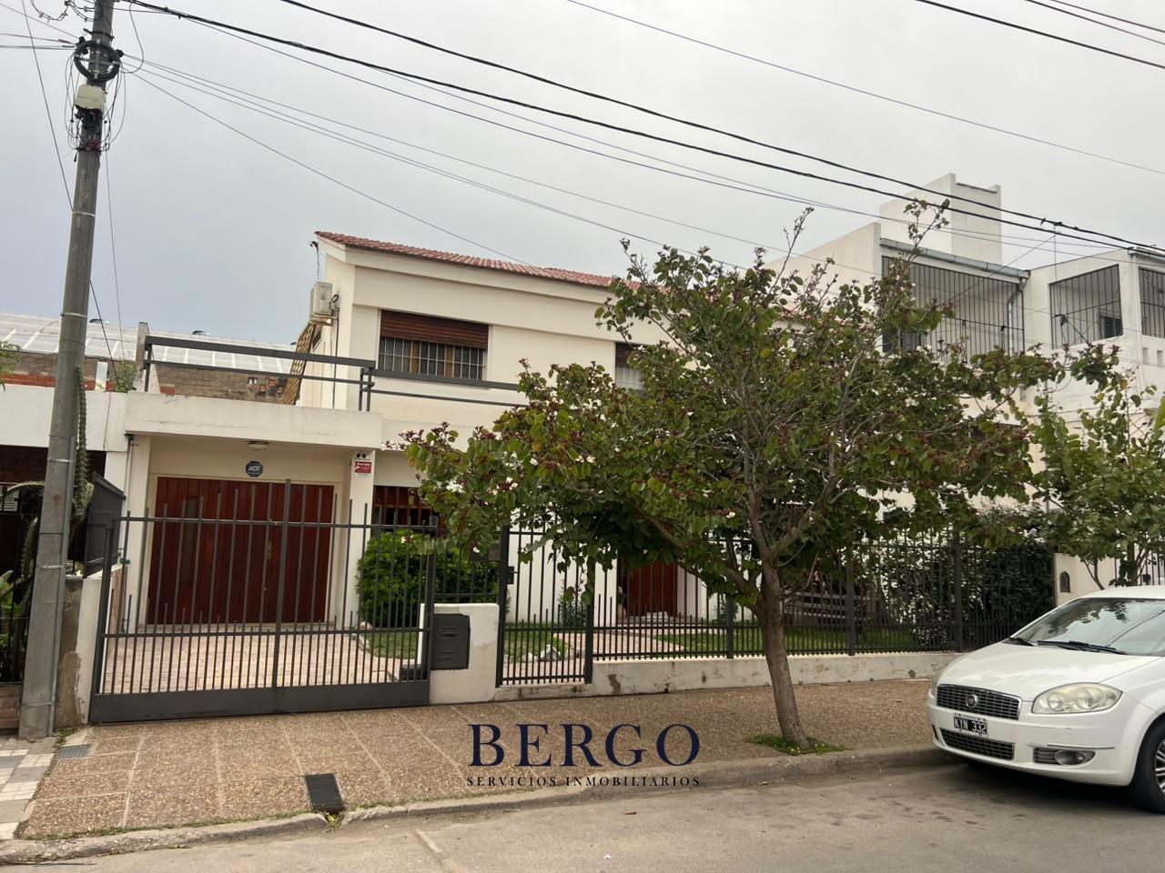 Foto de EXCELENTE UBICACIÓN CASA 4 DORMITORIOS 3 BAÑOS - JARDÍN, imagen 1