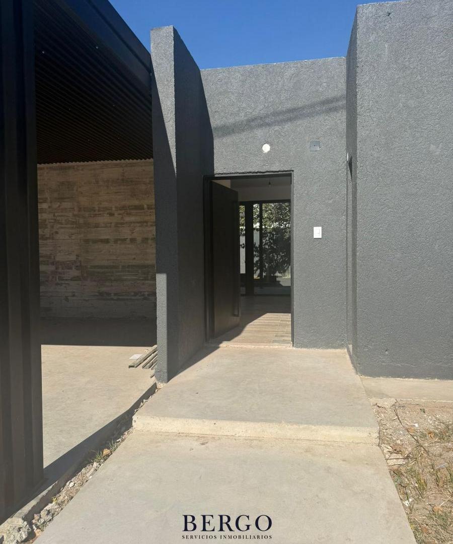 Foto de VENTA - CASA A ESTRENAR 2 DORMITORIOS 2 BAÑOS - LA PAYA, imagen 1