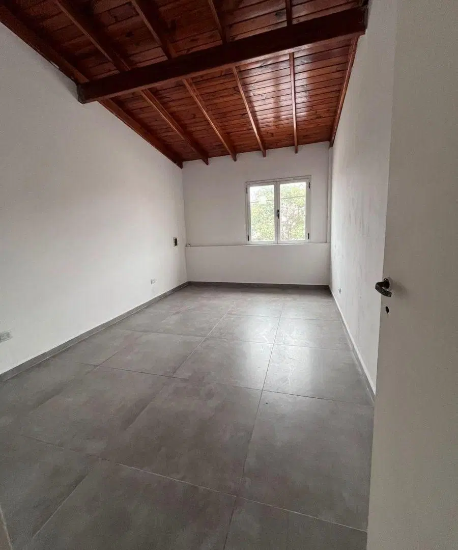 ALQUILER DEPARTAMENTO PLANTA ALTA SOBRE AV ZARATE DOS DORMITORIOS 4