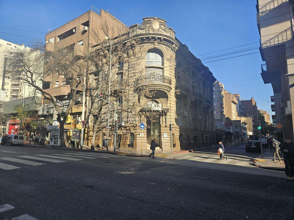 Casona Antigua Exclusiva En Importante Esquina