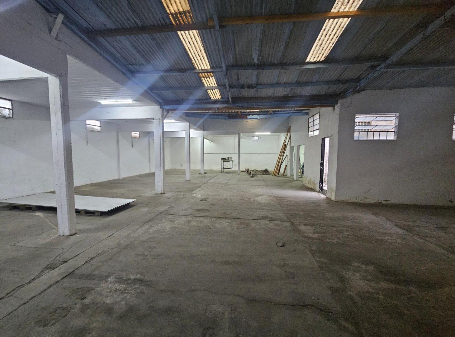 Foto de Terreno de 840m² con gran galpón en Av Madrid, imagen 3
