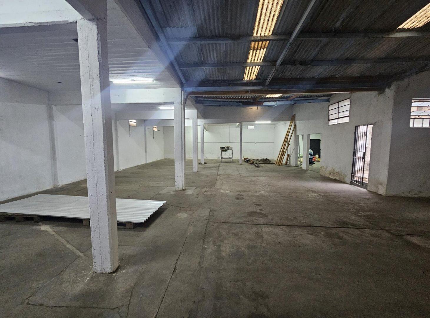 Foto de Terreno de 840m² con gran galpón en Av Madrid, imagen 5
