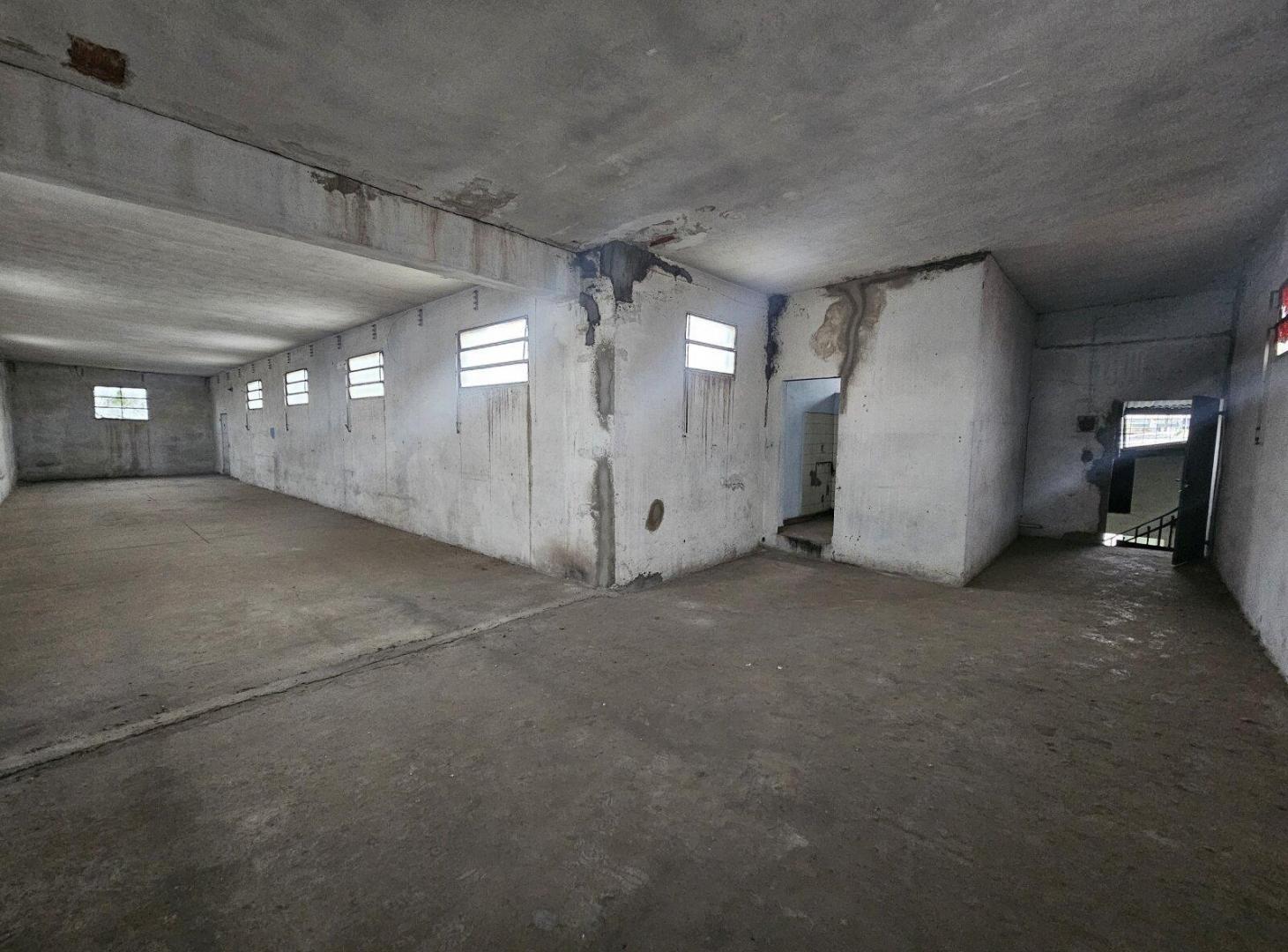 Foto de Terreno de 840m² con gran galpón en Av Madrid, imagen 4