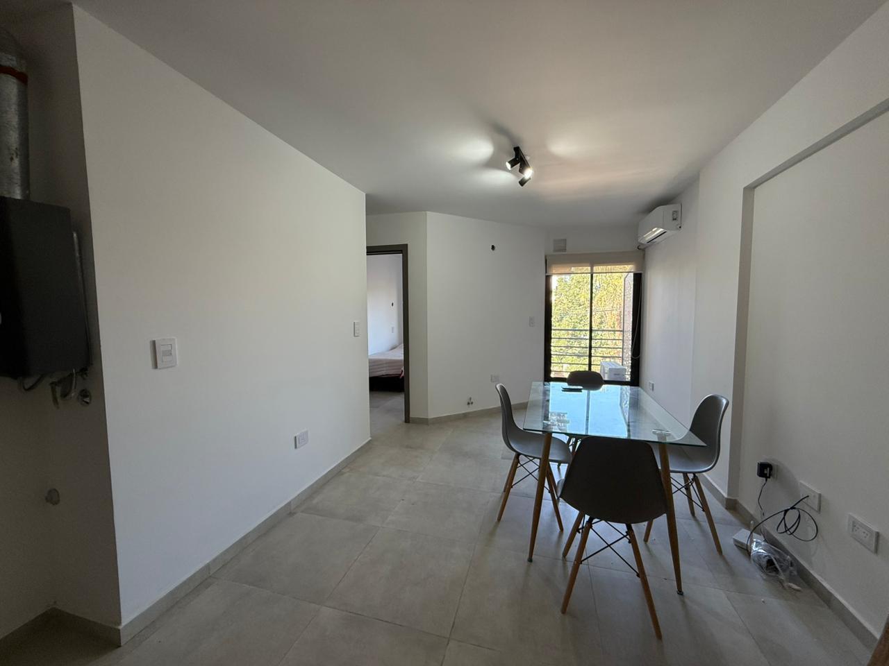 Foto de Departamento de un dormitorio con balcón en barrio Alto Alberdi, imagen 3