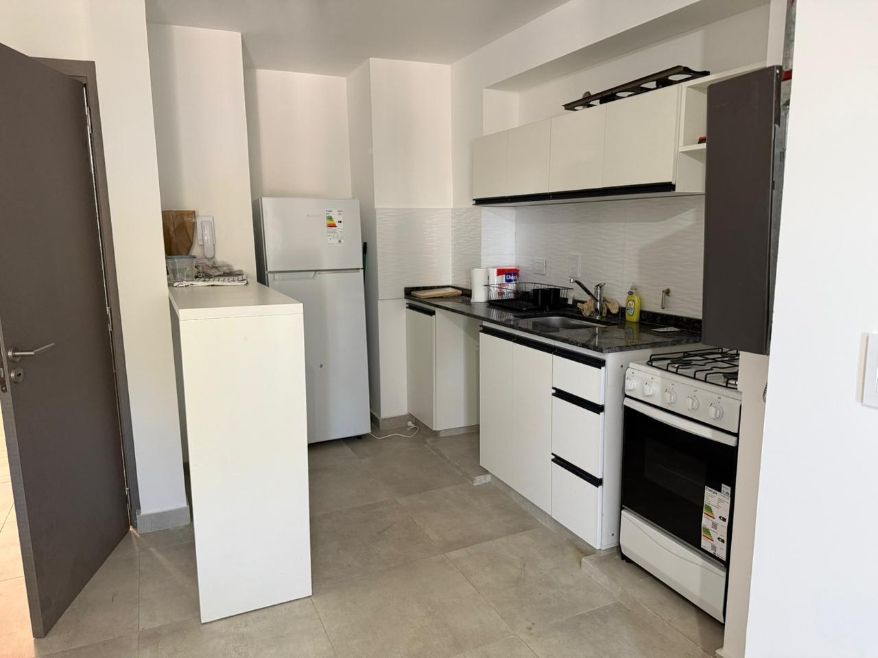 Foto de Departamento de un dormitorio con balcón en barrio Alto Alberdi, imagen 2