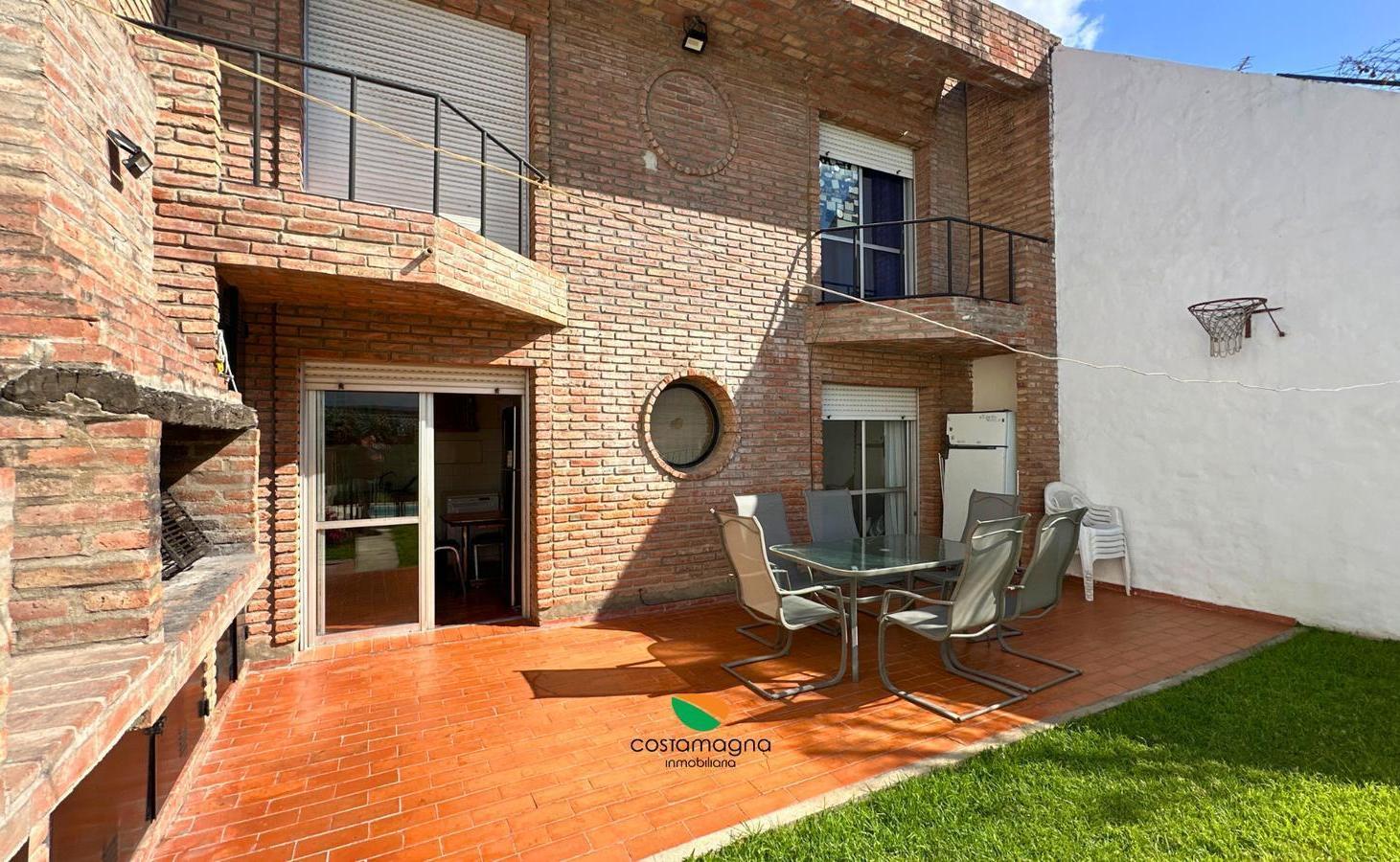Foto de Casa 4 dormitorios 3 baños con cochera y pileta en barrio Junior´s, imagen 5