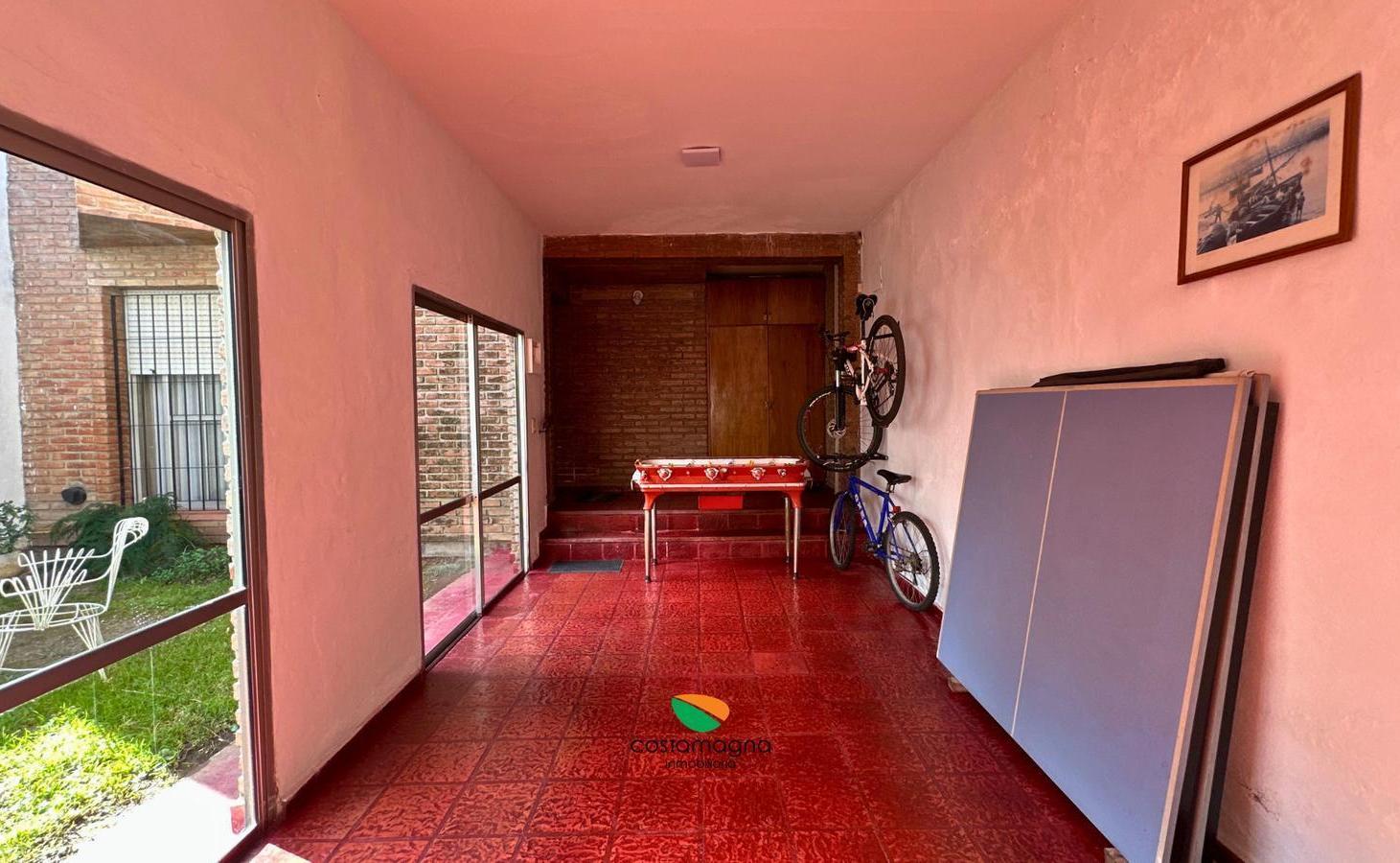Foto de Casa 4 dormitorios 3 baños con cochera y pileta en barrio Junior´s, imagen 3