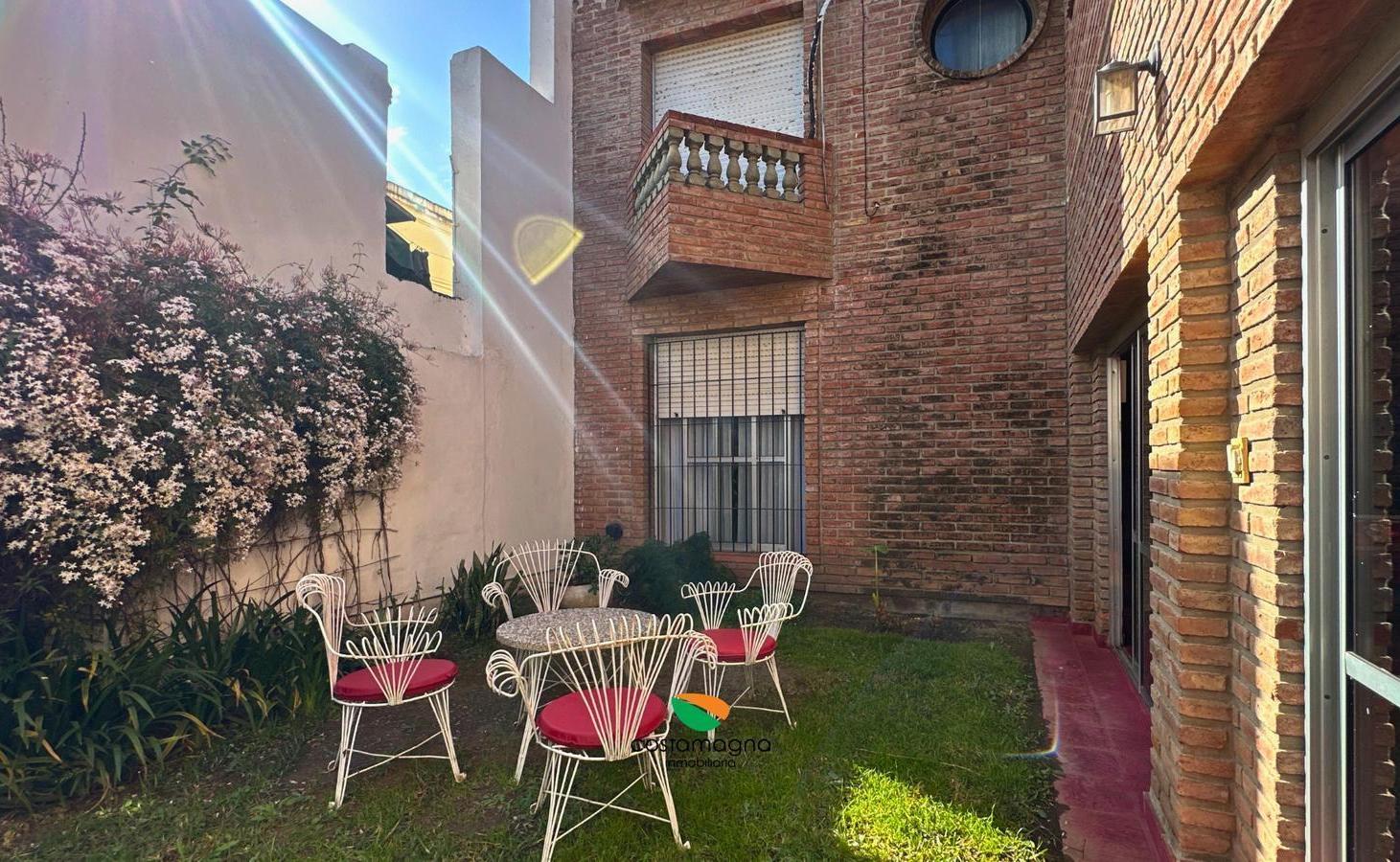 Foto de Casa 4 dormitorios 3 baños con cochera y pileta en barrio Junior´s, imagen 2