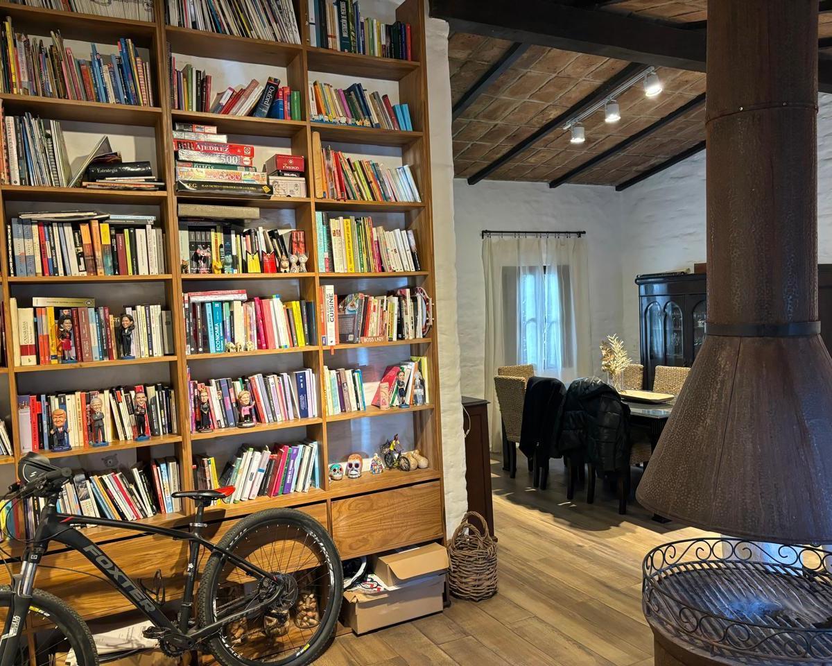 Gran Casa en Barrio Jardin con Pileta Quincho 4