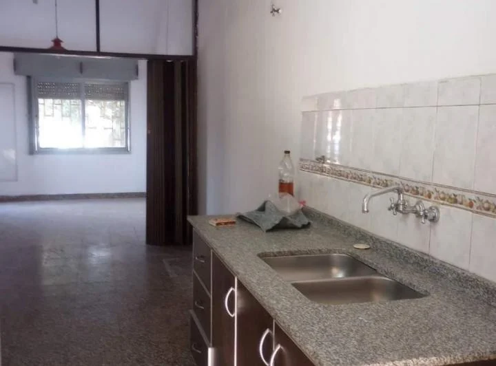 CASA 3 DORMITORIOS EN ALQUILER SOBRE AV. VALPARAISO 4
