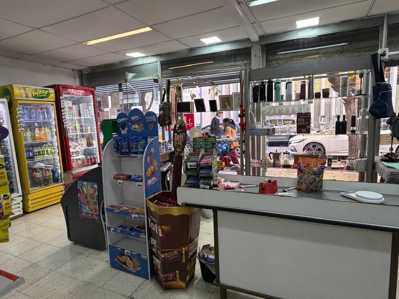 Foto de OPORTUNIDAD LOCAL COMERCIAL CON MUCHO MOVIMIENTO PEATONAL, imagen 1