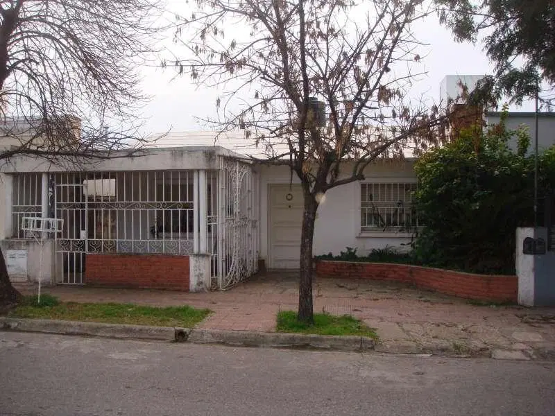 OPORTUNIDAD CASA PARA RECICLAR EN PARQUE VELEZ SARSFIELD 1