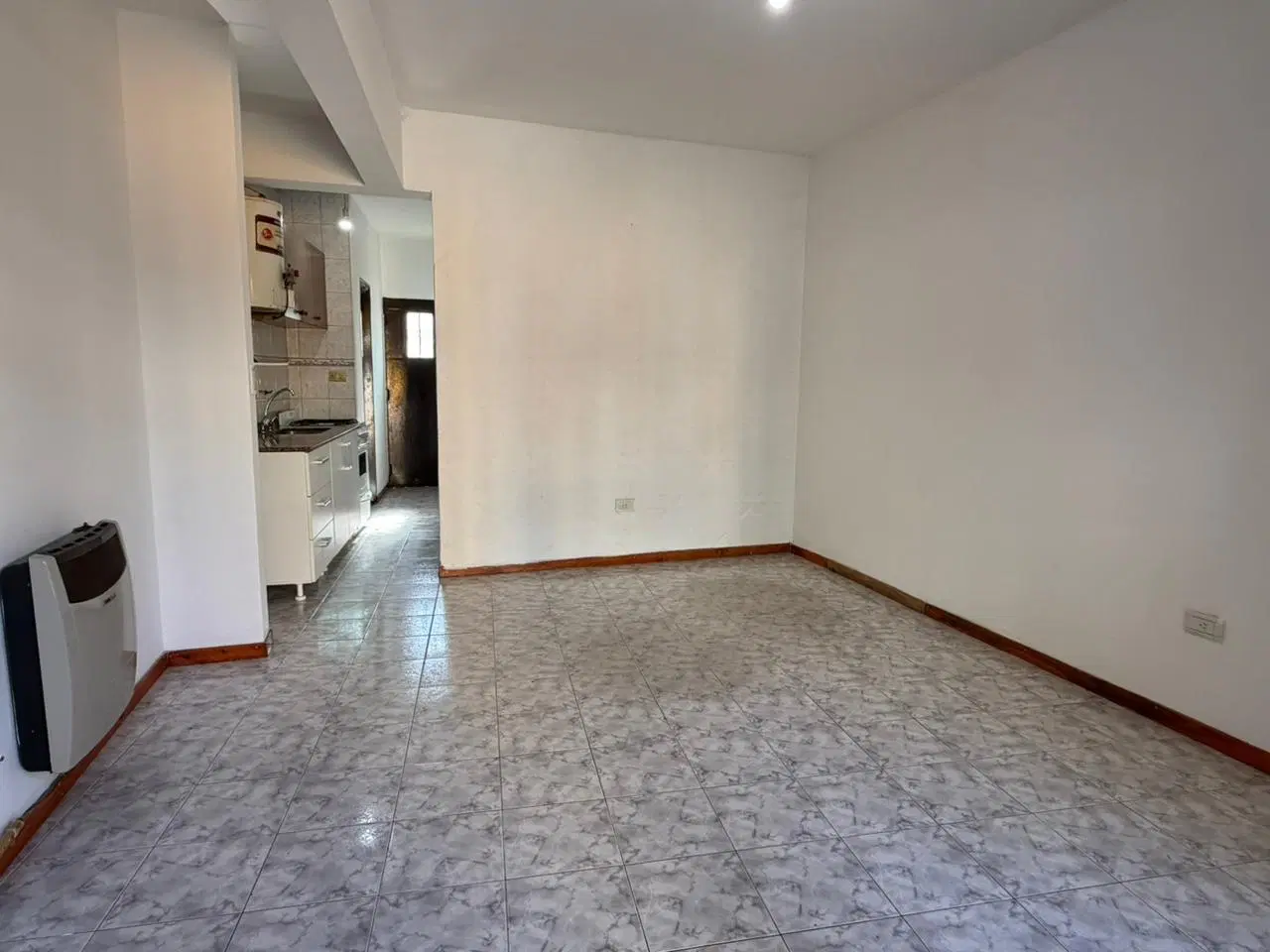 EXCELENTE DEPARTAMENTO CON PATIO DE UN DORMITORIO EN ALQUILER, ZONA U.N.C. 4