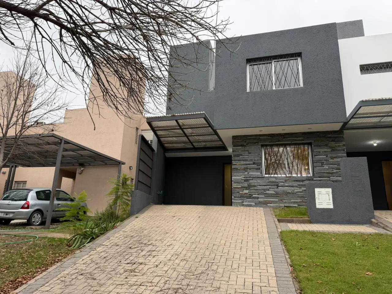 OPORTUNIDAD EN ALQUILER EN JARDINES DEL JOCKEY DUPLEX TRES DORM 3 BAÑOS 3