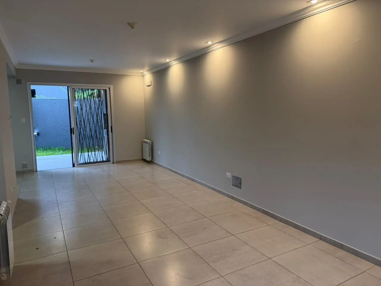 OPORTUNIDAD EN ALQUILER EN JARDINES DEL JOCKEY DUPLEX TRES DORM 3 BAÑOS 1