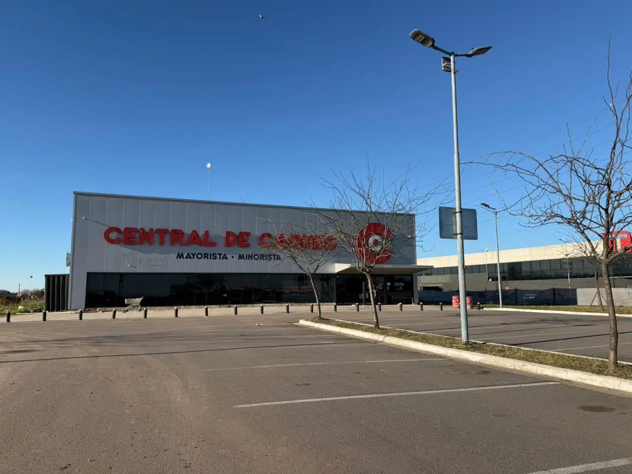 LOCAL CON GRAN TERRENO AL LADO DE TADICOR 3