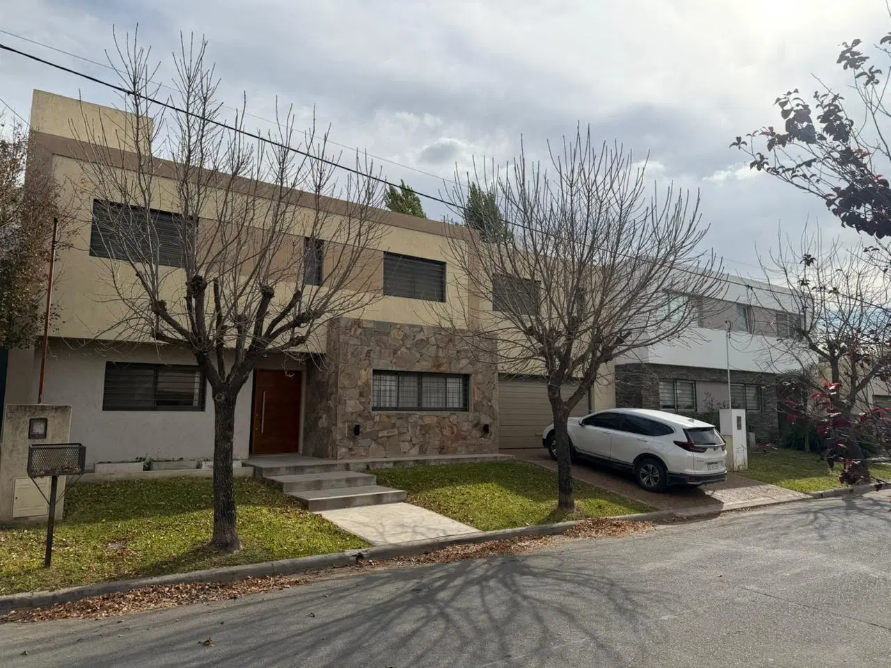 VIVIENDA PREMIUN EN VENTA EN TEJAS 2  4 DORMITORIOS, PILETA, QUINCHO Y COCHERA PARA 3 AUTOS 2