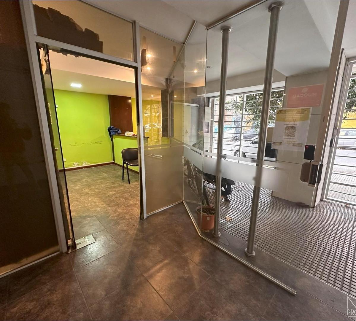 Foto de Oficina a la calle edificio semi nuevo - Centro, imagen 3