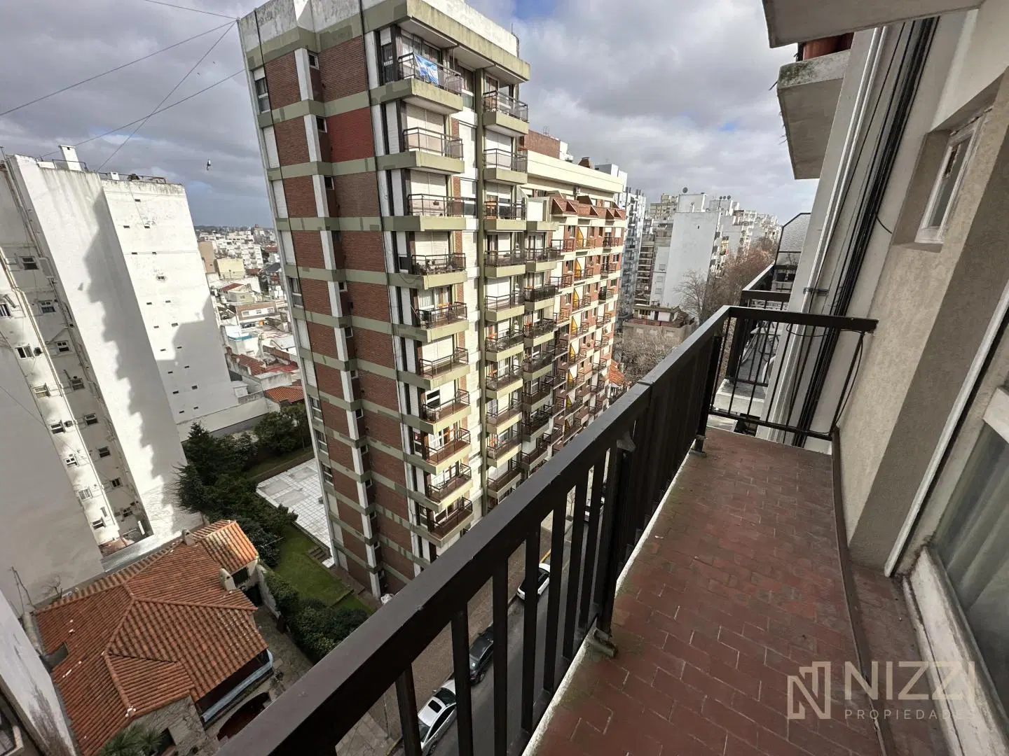 Ambiente a la calle con cochera - Torre Gulfi 1